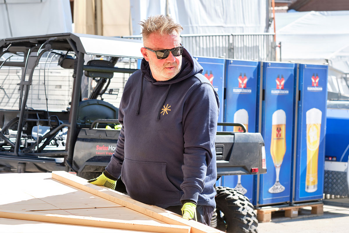 Techniker beim Auf- und Abbau von Eventequipment
