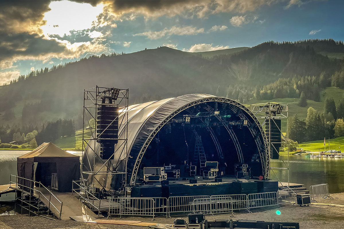 Tempor&auml;re B&uuml;hnenkonstruktion f&uuml;r ein Open-Air-Event
